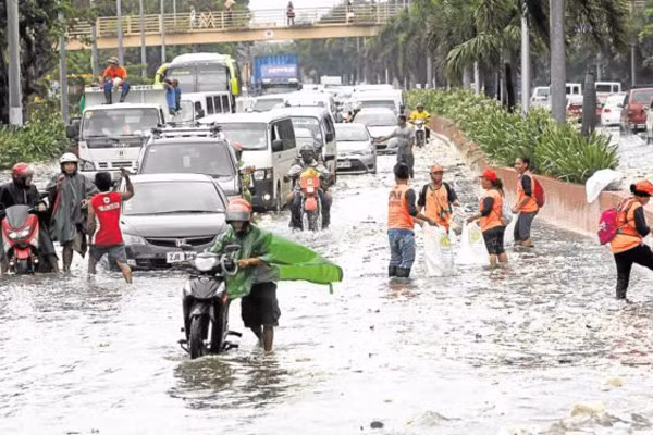 Một đại lộ ở Manila bị ngập do ảnh hưởng của bão. Ảnh: Inquirer