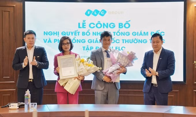 Ông Lê Tiến Dũng (thứ hai từ bên phải), tân Tổng giám đốc FLC và bà Trần Thị Hương, tân phó tổng giám đốc thường trực tại buổi công bố quyết định chiều 1/3. Ảnh: FLC
