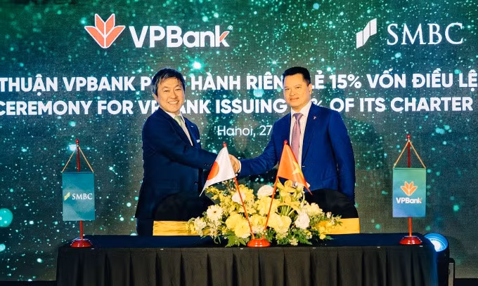 Ông Masahiro Yoshimura, Giám đốc điều hành, Tổng trưởng Quản lý Đầu tư, Ngân hàng SMBC và ông Nguyễn Chí Dũng, Chủ tịch HĐQT VPBank, tại lễ ký kết chiều 27/3. Ảnh: VPB