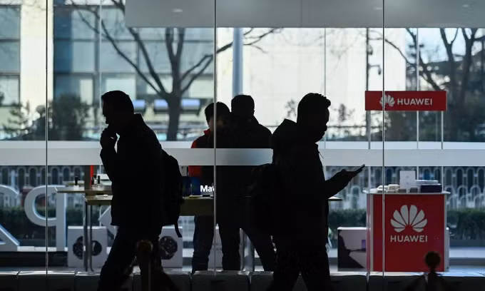 Bên ngoài một cửa hàng Huawei ở Bắc Kinh tháng 12/2018. Ảnh: AFP
