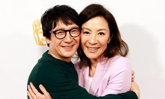 Quan Kế Huy (trái) và Dương Tử Quỳnh tại một sự kiện thuộc khuôn khổ giải BAFTA 2023 (Anh). Ảnh: AFP