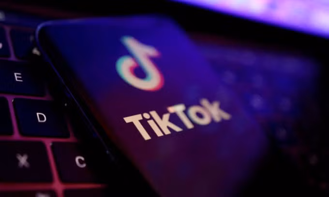 Logo TikTok trên điện thoại. Ảnh: Reuters
