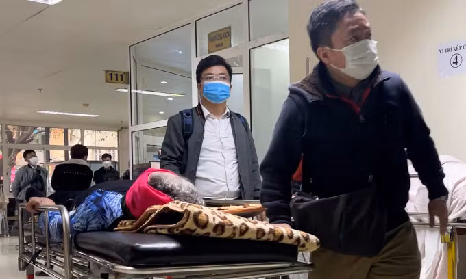 Bệnh nhân vào Bệnh viện Việt Đức cấp cứu, ngày 1/3. Ảnh: Lê Nga