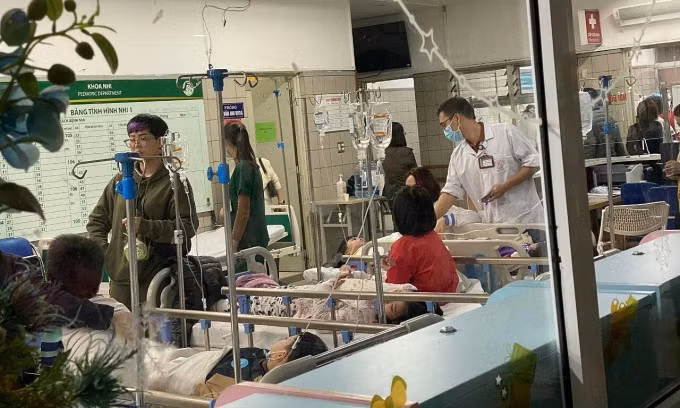Các học sinh bị ngộ độc đang điều trị tại Bệnh viện Bạch Mai, tối 28/3. Ảnh: Huy Mạnh