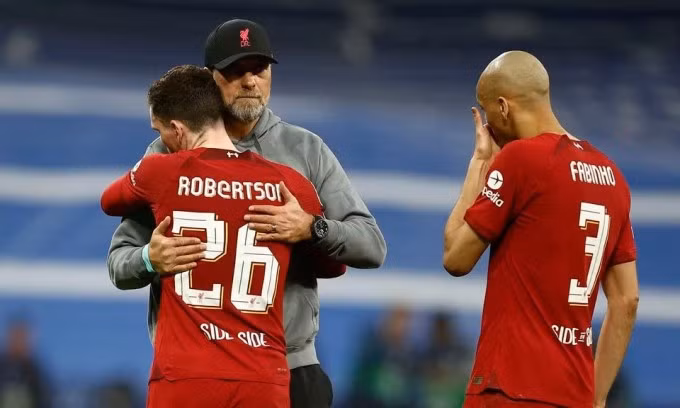 Klopp an ủi học trò sau khi trận đấu kết thúc. Ảnh: Reuters