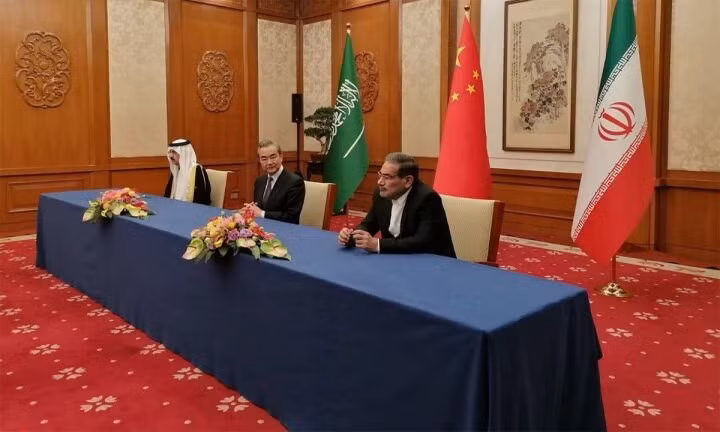Đại diện Ả Rập Xê-út (trái), Trung Quốc (giữa) và Iran tại cuộc gặp ngày 10/3. (Ảnh: Nournews)