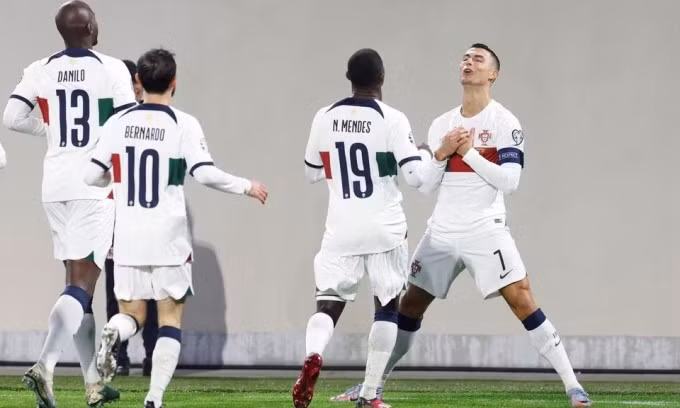 Ronaldo thực hiện kiểu ăn mừng mới sau khi ghi bàn mở tỷ số. Ảnh: Reuters