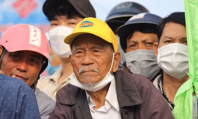 Các cụ già ra sông Đông Ba, sông Hương xem đua thuyền, tháng 3/2022. Ảnh: Võ Thạnh