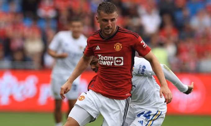 Mount chơi 45 phút đầu trong trận ra mắt Man Utd. Ảnh: Man Utd