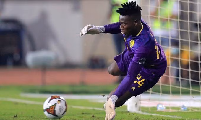 Thủ môn Andre Onana trong trận Cameroon gặp Burkina Faso ở giải vô địch châu Phi trên sân Ahmadou Ahidjo, thành phố Yaounde, Cameroon ngày 5/2/2022. Ảnh: Reuters