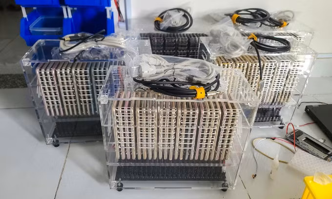 Một số hộp PhoneFarm hoàn chỉnh bán ra thị trường. "Vẫn còn nhiều người xem trọng lượt view, lượt like", Trần Kiên, hiện sử dụng 5 box PhoneFarm để chạy các dịch vụ "làm đẹp" tài khoản trên mạng xã hội, nói. Người này từ chối nói về doanh thu, nhưng cho biết chỉ 2-3 tháng đã có thể thu hồi vốn mua box.Anh Quân, chuyên gia trong lĩnh vực marketing online, khuyến cáo: "Dịch vụ PhoneFarm có thể bị các nền tảng quét và loại bỏ bất cứ lúc nào, còn tài khoản sử dụng dịch vụ này có nguy cơ bị khóa do gian lận". Dịch vụ like ảo, view ảo nhiều lần bị Facebook siết vì vi phạm tiêu chuẩn cộng đồng. Trong khi đó, điều khoản của các nền tảng như YouTube, TikTok cũng cấm sử dụng bot để tăng lượt xem và bình luận. Tuy nhiên, tình trạng này vẫn tồn tại và chưa được xử lý triệt để do các chương trình phần mềm cũng liên tục được cập nhật để qua mặt máy quét.