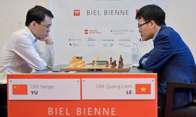 Lê Quang Liêm (phải) trong ván thắng Dư Ương Y ở vòng năm cờ tiêu chuẩn Biel Grandmaster ngày 24/7/2023. Ảnh: BCF