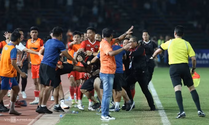 Màn hỗn chiến giữa Thái Lan và Indonesia ở chung kết SEA Games 32. Ảnh: Hiếu Lương
