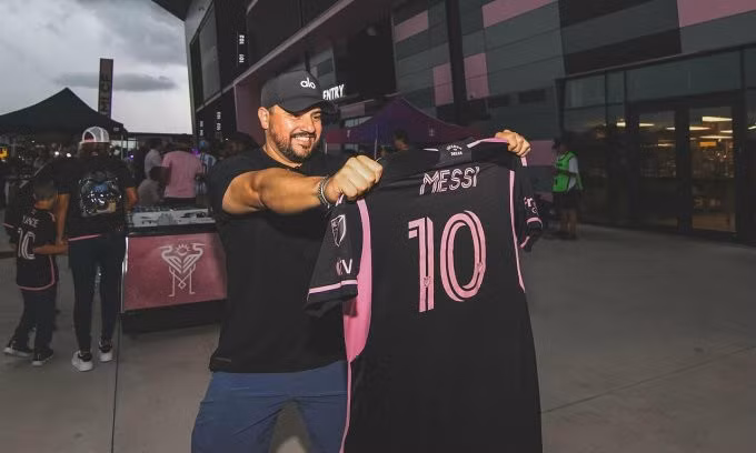 CĐV Inter Miami vui mừng khi mua được áo đấu số 10 của Messi tại quầy ở sân DRV PNK ngày 16/7. Ảnh: Inter Miami