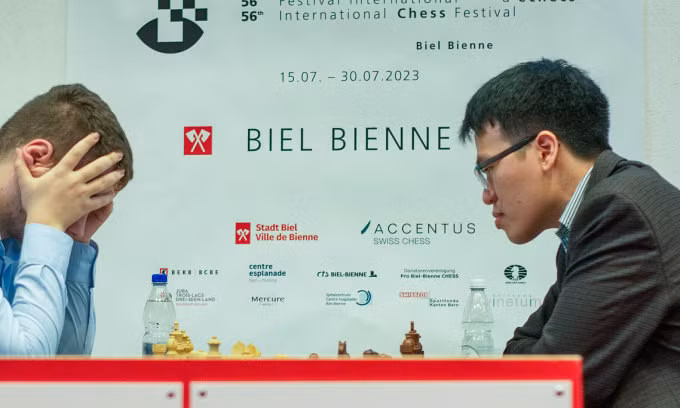 Lê Quang Liêm (phải) trong ván thắng Deac ở vòng một cờ tiêu chuẩn Biel Grandmaster, Thụy Sĩ ngày 18/7/2023. Ảnh: BCF