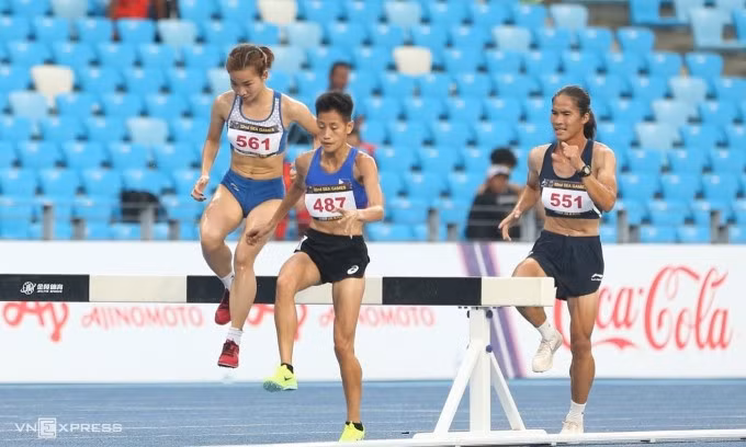 Nguyễn Thị Oanh thi 3.000m vượt chướng ngại vật tại SEA Games 32. Ảnh: Hiếu Lương