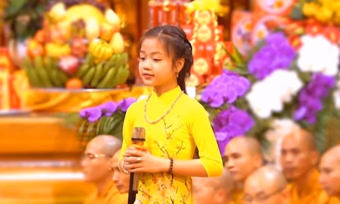 Tú Thanh biểu diễn ở một ngôi chùa năm 2022. Ảnh: Facebook Tú Thanh