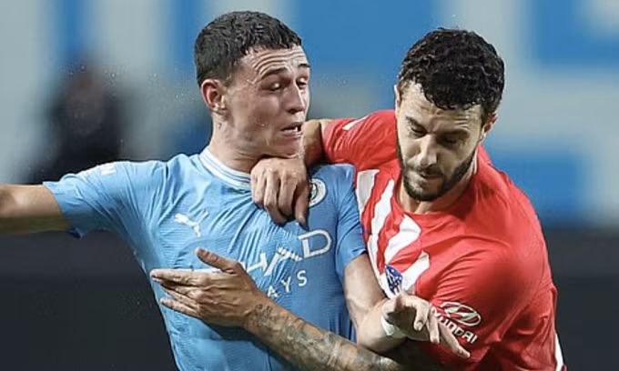 Tiền vệ Phil Foden (trái) trong pha tranh bóng với hậu vệ Mario Hermoso trên sân World Cup ở Seoul, Hàn Quốc tối 30/7/2023. Ảnh: Reuters