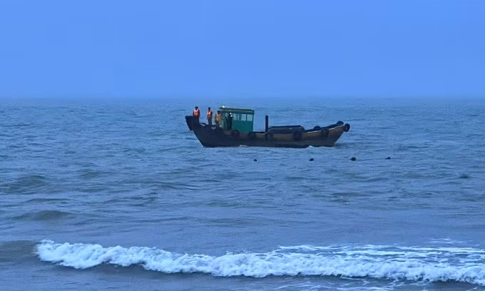 Tàu chạy dọc biển Đồi Dương tìm kiếm nạn nhân chiều 27/7. Ảnh: Khải Nguyên