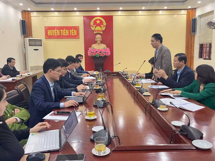 Đoàn kiểm tra Sở Tư pháp kiểm tra công tác ban hành, rà soát hệ thống hóa văn bản QPPL; theo dõi thi hành pháp luật và xử lý vi phạm hành chính tại huyện Tiên Yên, tháng 3/2024. Ảnh: Hà Chi (Sở Tư pháp)