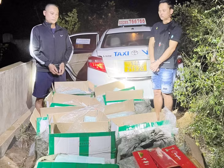 Hai đối tượng vận chuyển trên 28.000 bao thuốc lá lậu bị lực lương chức năng trên địa bàn TP Móng Cái bắt giữ ngày 2/11/2023. (Ảnh do đơn vị cung cấp).
