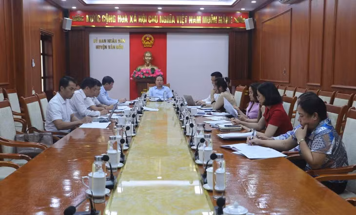 UBND huyện Vân Đồn tổ chức cuộc họp các thành viên UBND huyện để nghe và cho ý kiến một số nội dung thuộc thẩm quyền, tháng 4/2024. Ảnh: Thanh Tùng (Trung tâm TT-VH Vân Đồn)