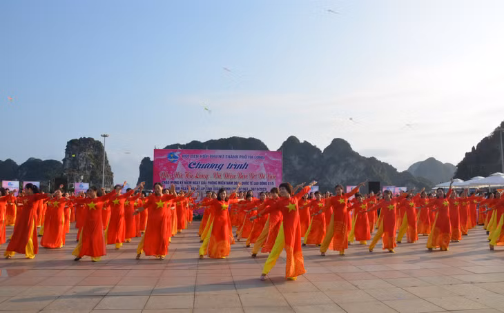 Hội viên phụ nữ TP Hạ Long giao lưu dân vũ tại Quảng trường 30/10. Ảnh: Lan Anh
