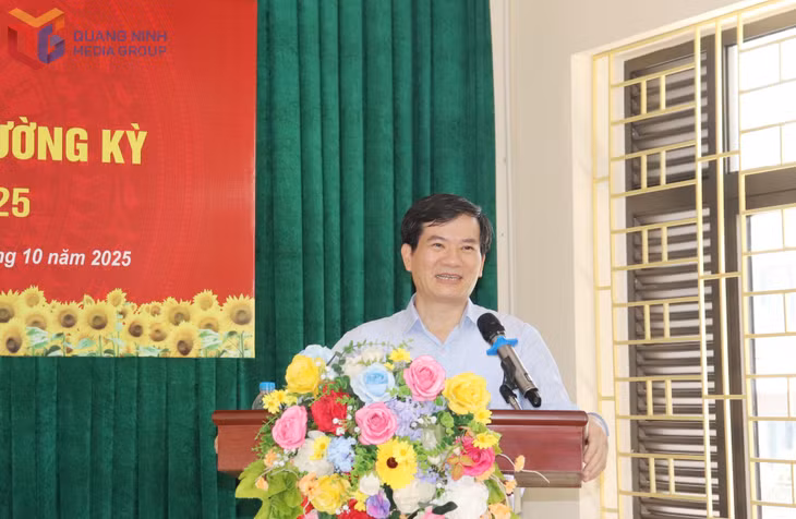 Đồng chí Vũ Quyết Tiến, Phó Bí thư Tỉnh ủy dự sinh hoạt chi bộ thường kỳ tháng 10/2025 của Chi bộ khu phố 1, phường Cao Xanh. 