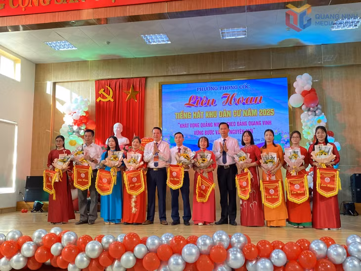 Ban Tổ chức trao cờ và hoa cho các đội tham dự liên hoan.