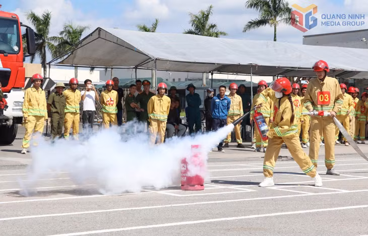 Các đội thi thực hành Hội thi nghiệp vụ chữa cháy và cứu nạn cứu hộ.