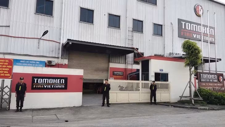 Công an tỉnh Phú Thọ khám xét nhà xưởng Công ty Tomoken Việt Nam - Ảnh: Công an tỉnh Phú Thọ