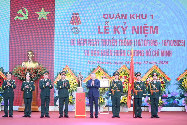 Tổng Bí thư Tô Lâm trao bức tượng Chủ tịch Hồ Chí Minh tặng Lực lượng vũ trang Quân khu 1.
