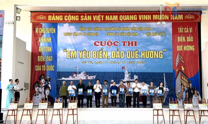 Đoàn công tác tặng quà cho gia đình có hoàn cảnh khó khăn.