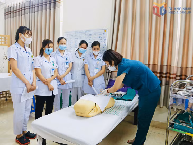 Sinh viên Khoa Điều dưỡng, Trường Cao đẳng Y tế Quảng Ninh học thực hành tại trường.