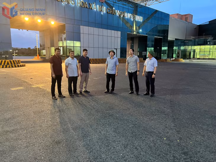 Lãnh đạo Ban Quản lý Khu kinh tế tỉnh trao đổi với Ban Quản lý cửa khẩu tỉnh về công tác phòng chống bão.