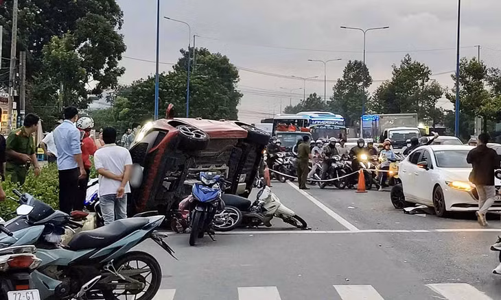 Hiện trường vụ tai nạn tại ngã tư giao nhau giữa đường Mỹ Phước Tân Vạn và D2, phường Thuận Giao, chiều tối 17.10. Ảnh bạn đọc cung cấp