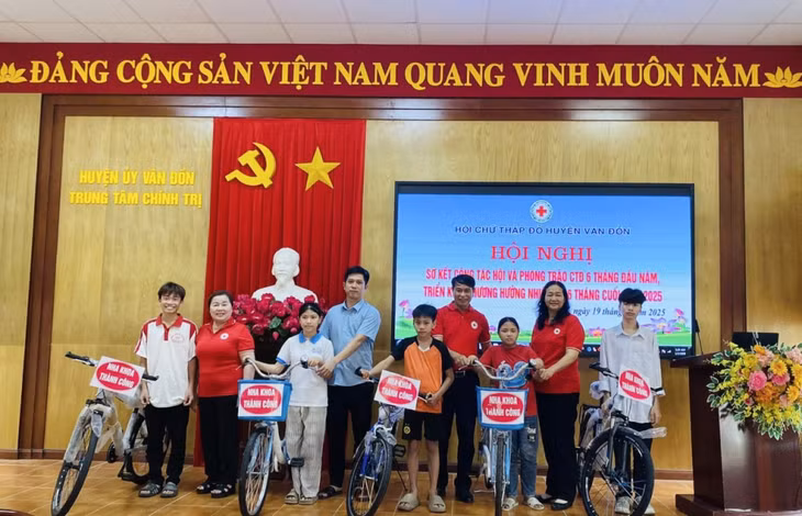 Bà Trần Thị Tuyết (áo đỏ ngoài cùng bên tay trái), Chủ nhiệm Câu lạc bộ Doanh nghiệp nữ Vân Đồn, phối hợp với nhà tài trợ trao quà cho các em học sinh có hoàn cảnh khó khăn và ủng hộ đồng bào ở những vùng chịu ảnh hưởng bởi thiên tai.