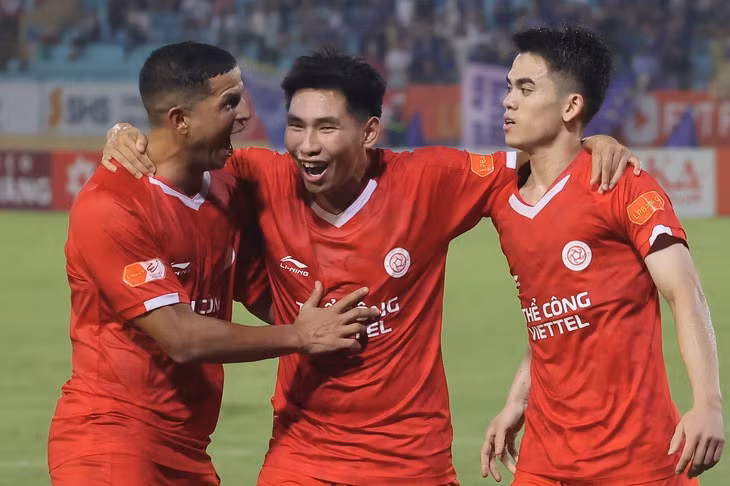 "Gà son" U23 Việt Nam Đinh Xuân Tiến thể hiện cái duyên ghi bàn và kiến tạo giúp Thể Công - Viettel thay đổi cục diện - Ảnh: BTC