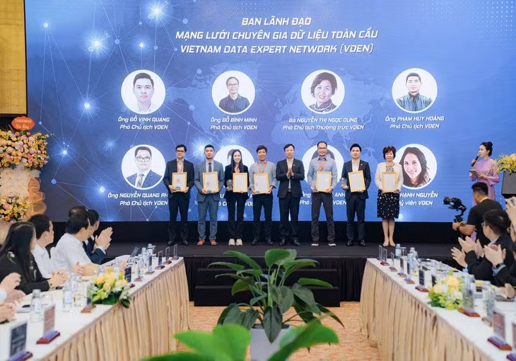 Mạng lưới Chuyên gia dữ liệu toàn cầu của Việt Nam vừa ra mắt tại thành phố Huế sáng 16-10 - Ảnh: LÊ ĐÌNH HOÀNG