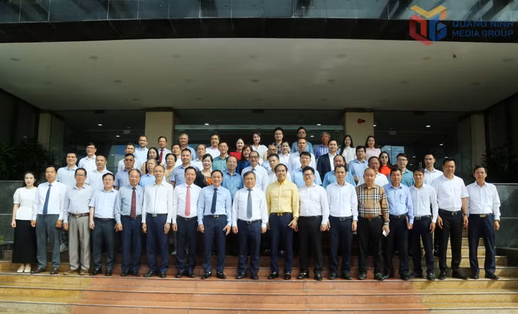 Đồng chí Bí thư Tỉnh ủy chụp ảnh lưu niệm Hiệp hội Doanh nghiệp tỉnh.