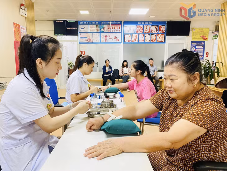 Điều dưỡng tại Trung tâm Y tế Tiên Yên lấy máu xét nghiệm cho người dân đến khám bệnh.