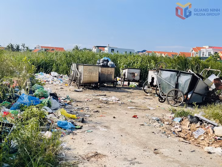 Điểm trung chuyển rác thôn Sông Khoai 9 gần khu dân cư gây ảnh hưởng đến môi trường sống của nhân dân. Ảnh chụp ngày 20/10/2025