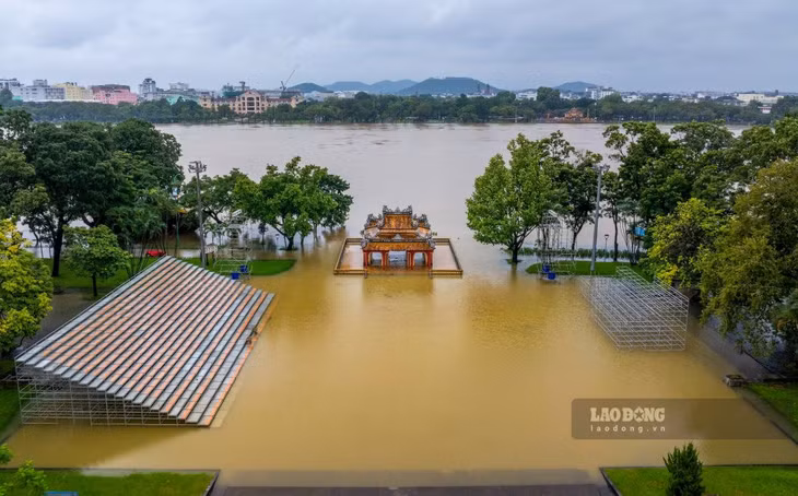 Ghi nhận của phóng viên Báo Lao Động, hàng chục tuyến đường ở Huế ngập sâu trong lũ, tập trung ở các xã, phường thấp trũng. Trên hình là khu vực Nghênh Lương Đình đang bị nước lũ bao bây. Ảnh: Nguyễn Luân