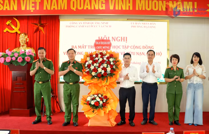 Lãnh đạo Công an tỉnh tặng hoa chúc mừng Ban Giám đốc Trung tâm học tập cộng đồng về PCCC&CNCH phường Hạ Long.