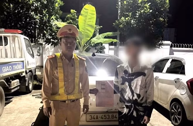 Thanh niên điều khiển ôtô vi phạm nồng độ cồn, dương tính thêm 4 loại chất cấm. Ảnh: Công an Tuyên Quang