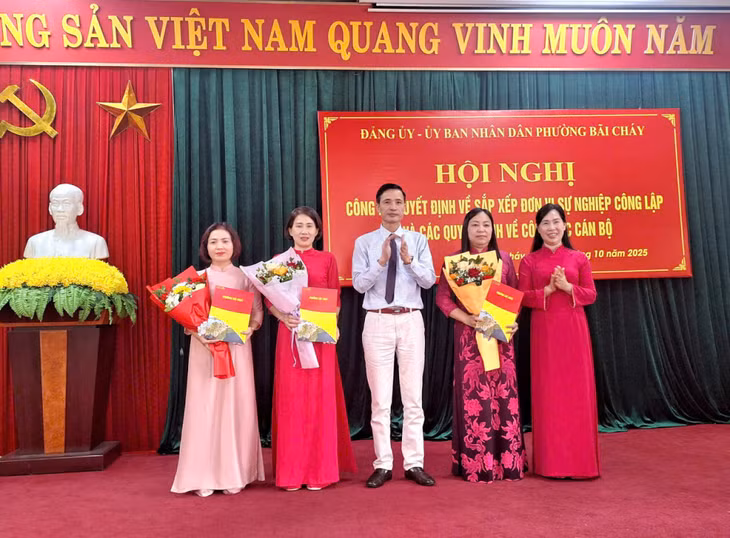 Các đồng chí lãnh đạo phường Bãi Cháy trao quyết định, tặng hoa chúc mừng các đồng chí được bổ nhiệm sau sáp nhập.