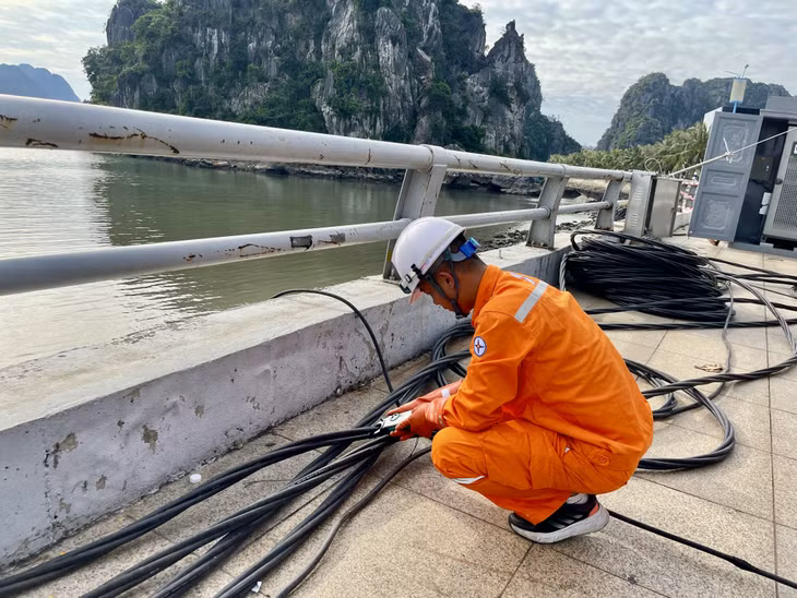 Đội Quản lý điện khu vực Hạ Long tiến hành test các thiết bị theo các phương thức vận hành trước khi nghiệm thu đưa công trình vào vận hành phục vụ cấp điện cho chương trình “Hạ Long Concert 2025”.