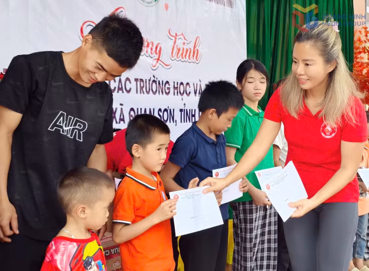 Đại diện Câu lạc bộ Ngân hàng máu sống 24h hỗ trợ cho các em học sinh khó khăn bị ảnh hưởng bão lũ xã Quan Sơn (tỉnh Lạng Sơn).