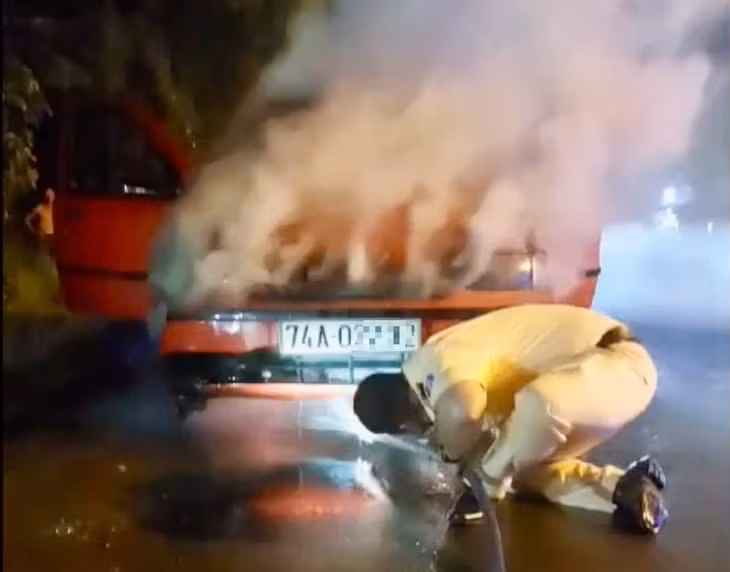 Cảnh sát giao thông hỗ trợ dập tắt ngọn lửa - Ảnh A.V.