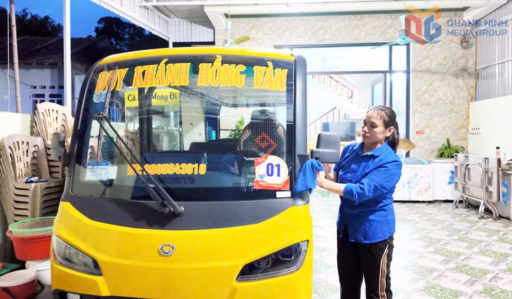 Chiếc xe điện chở khách du lịch tham quan trên đảo Cô Tô của gia đình chị Nguyễn Thị Út.